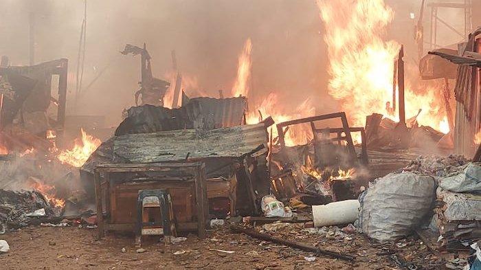 Lapak Rongsok Habis Terbakar di Kembangan, Diduga Terkena Api dari Nambun Sampah Kabel