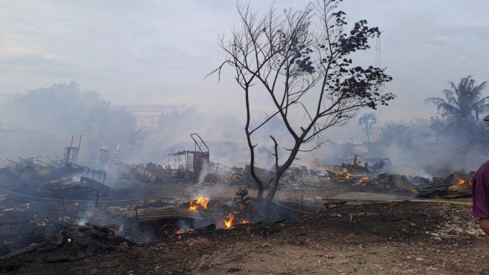 Lapak Rongsokan Sepanjang 300 Meter di Kedoya Selatan Hangus Terbakar, Diduga Akibat Kelalaian