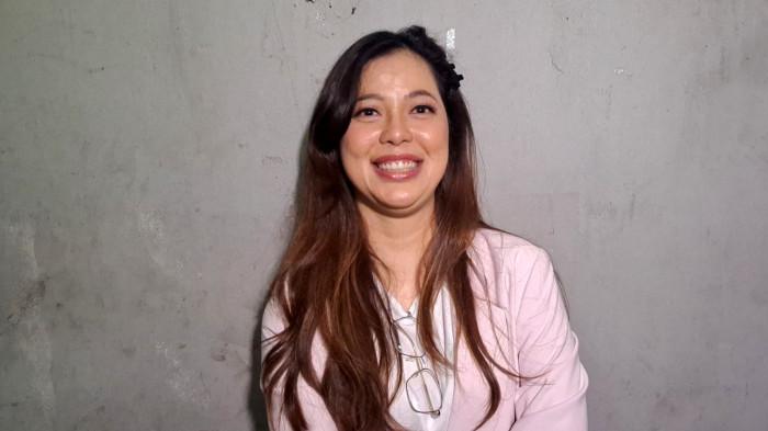 KABAR ARTIS - Kekasih Ammar Zoni, Kamelia ketika ditemui di kawasan Tendean, Mampang Prapatan, Jakarta Selatan pada Jumat (17/10/2025). Setelah mengetahui Ammar Zoni Dipindahkan ke Lapas Nusakambangan, Kamelia menegaskan tidak akan meninggalkan sang kekasih sampai kapanpun.