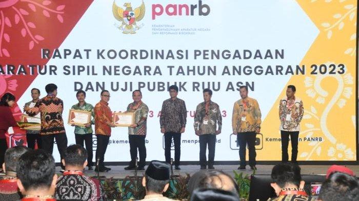 Sekjen Andap Terima Penghargaan dari MenpanRB Usai Kemenkumham Terbaik Tata Kelola Pengadaan ASN