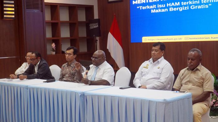 Foto-foto Menteri HAM Bandingkan Kasus MBG Indonesia Dengan Negara Maju - Kendala-dalam.jpg