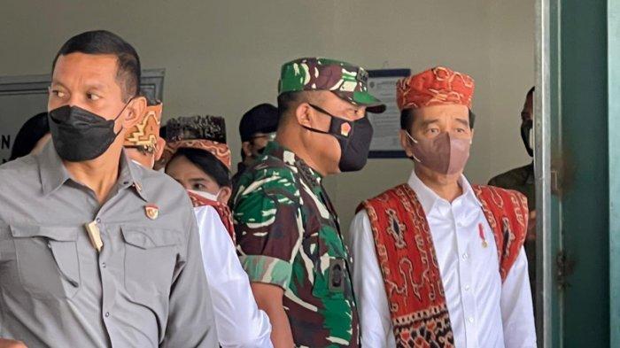 Jokowi Berbincang dengan Kabais TNI di Bandara Umbu Mehang Kunda NTT, Bahas Apa?