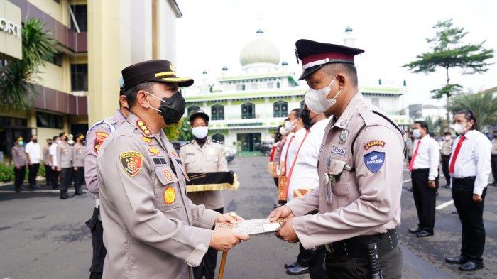 Farizal, Sekuriti Berani yang Gagalkan Perampokan BJB Fatmawati Terima Penghargaan dari Kapolres