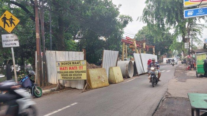Galian Tanah di Pejaten Bikin Lalu Lintas Tersendat, Warga Keluhkan Tidak Ada Petugas