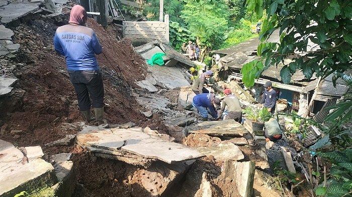 Detik-detik Mengerikan Longsor Timpa 3 Rumah di Cipayung Depok, Warga Sempat Dengar Suara Gemuruh
