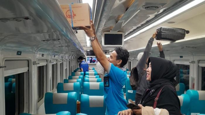 Rayakan HUT ke-80, KAI Daop 1 Jakarta Hadirkan Layanan Porter Gratis untuk Pelanggan