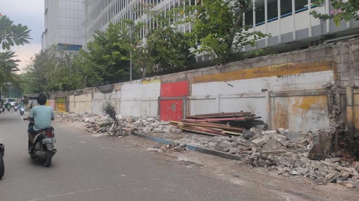 Bakal Direvitalisasi, 70 Kios Loksem di Samping Universitas Tarumanegara Dibongkar