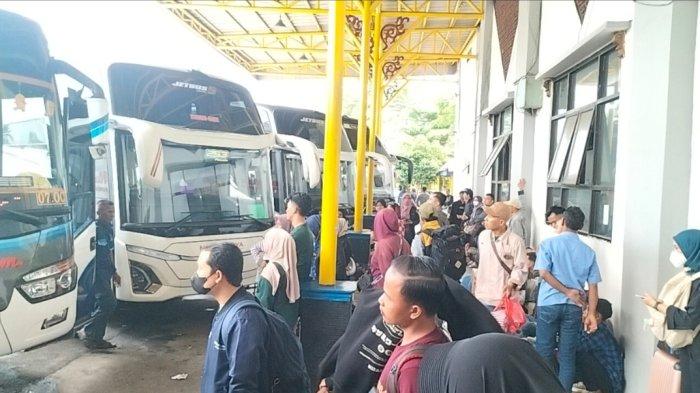 H-3 Lebaran, Pemudik Membludak di Terminal Jatijajar Depok, Harga Tiket Naik Drastis