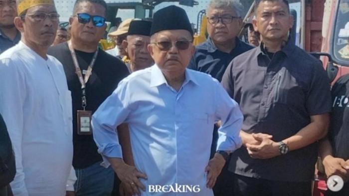 MAFIA TANAH - Jusuf Kalla meninjau lahan miliknya yang berlokasi di Jalan Metro Tanjung Bunga, Kota Makassar, Sulawesi Selatan pada Rabu (5/11/2025). Dirinya marah besar mengetahui tanahnya diambil alih PT Gowa Makassar Tourism Development (GMTD) Tbk, anak dari perusahaan Lippo Group.