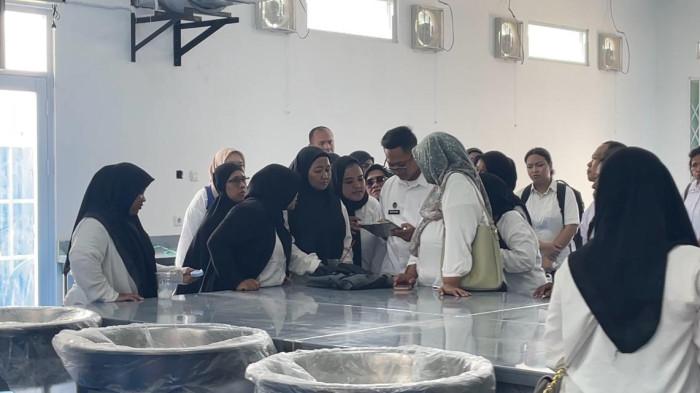 MBG - Suasana orientasi calon relawan SPPG di SPPG Polsek Palmerah, Jakarta Barat pada Senin (13/10/2025). Dengan mengenakan kemeja putih dan bawahan hitam, puluhan pelamar relawan Satuan Pemenuhan Pelayanan Gizi (SPPG) Polsek Palmerah, Jakarta Barat mengikuti orientasi pada Senin (13/10/2025) siang.