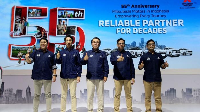 GJAW 2025 - (Ki-ka) Kazuto Azuma - Director of Product Service & Branding Strategy Division PT MMKSI, Masaaki Fujiwara - Director of Product Strategy Division PT MMKSI, Atsushi Kurita - President Director of PT MMKSI, Irwan Kuncoro - Director of Sales & Marketing Division PT MMKSI, dan Yoshio Igarashi - Director of Sales & Marketing Division PT MMKSI, berfoto pada acara konferensi pers MMKSI di ajang GJAW 2025, ICE BSD City, Tangerang.  MMKSI menghadirkan pengalaman pameran yang menyatukan warisan 55 tahun Mitsubishi Motors, inovasi produk, serta inspirasi gaya hidup pelanggan Indonesia yang dinamis.