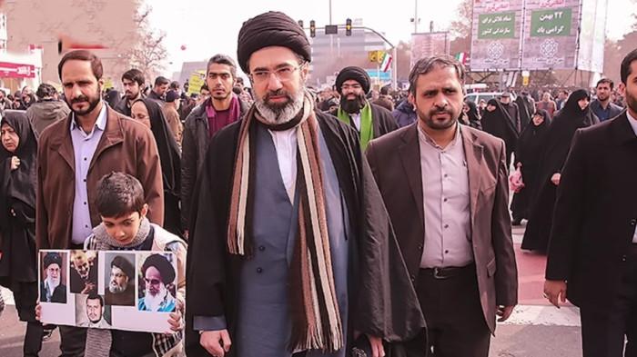 MOJTABA TERLUKA - Di tengah kecamuk perang yang mengguncang Timur Tengah, sosok pemimpin tertinggi baru Iran, Mojtaba Khamenei (56), menjadi sorotan dunia, karena memikul beban memimpin bangsa di masa krisis dan dikabarkan tengah berjuang memulihkan diri dari cedera kaki yang dialaminya saat serangan perdana Amerika Serikat dan Israel ke Teheran pada 28 Februari 2026. Serangan awal tersebut tidak hanya melukai dirinya, tetapi juga menewaskan sejumlah anggota keluarganya, termasuk ayahnya Ali Khamenei yang saat itu masih menjabat sebagai pemimpin tertinggi.