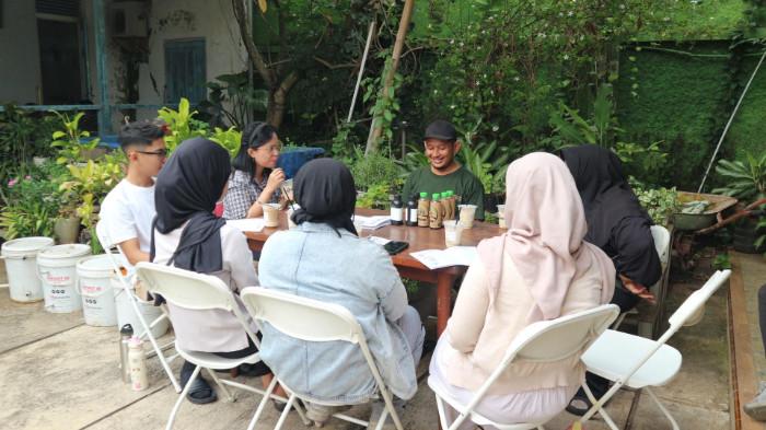 Mahasiswa Program Studi Informasi dan Humas Sekolah Vokasi Universitas Diponegoro (Undip) menggelar kegiatan Corporate Social Responsibility (CSR) bertajuk Composting Class Teman Berkebun x Kopi Djuara di Kebun Qita, Semarang Selatan, Sabtu (6/6/2026).