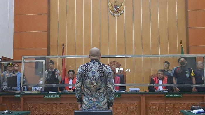 Sebanyak 13 Saksi dan 1 Ahli Dihadirkan dalam Sidang Etik Teddy Minahasa Hari Ini