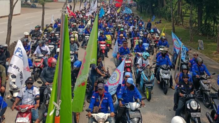 DEMO BURUH - Massa buruh bergerak menuntut upah layak.