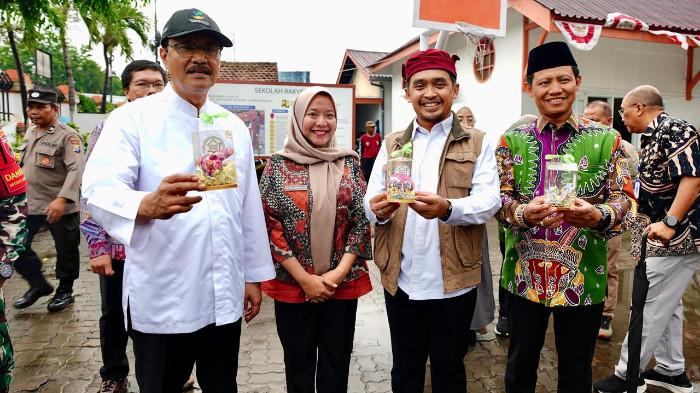 Menteri Sosial Saifullah Yusuf atau Gus Ipul saat meninjau dan berdialog dengan siswa SRMP 28 Kota Pasuruan dan SRT 3 Kabupaten Pasuruan, Jawa Timur, Sabtu (15/11/2025).