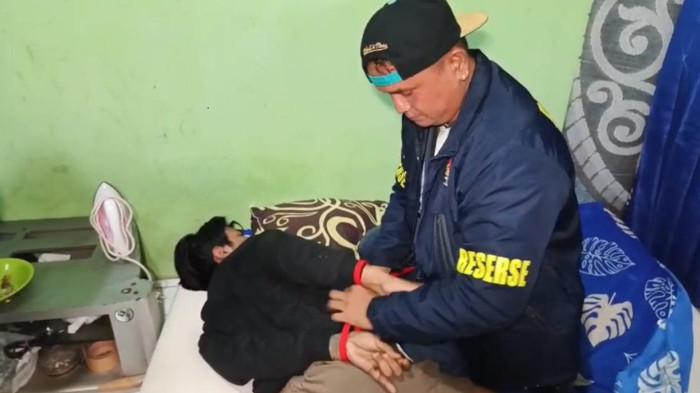 Polisi Gerebek Rumah Pelaku Penjambretan Bersenpi di Tambora Jakbar