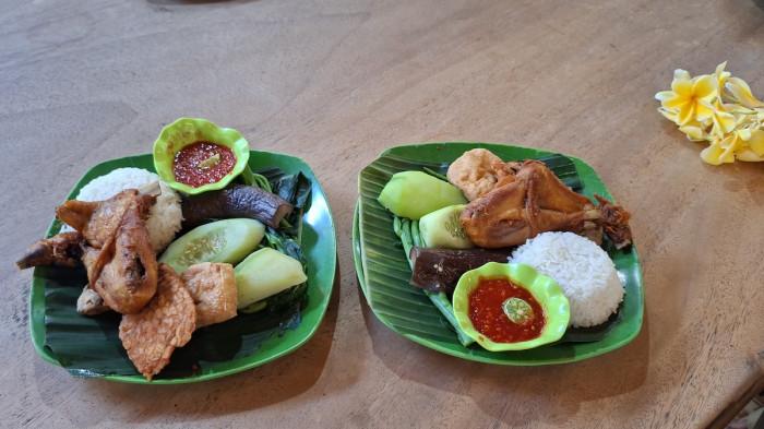 NASI TEMPONG - Aneka lauk dan sambal tempong di rumah makan Nasi Tempong Indra di Kuta Bali, Sabtu (8/11/2025)