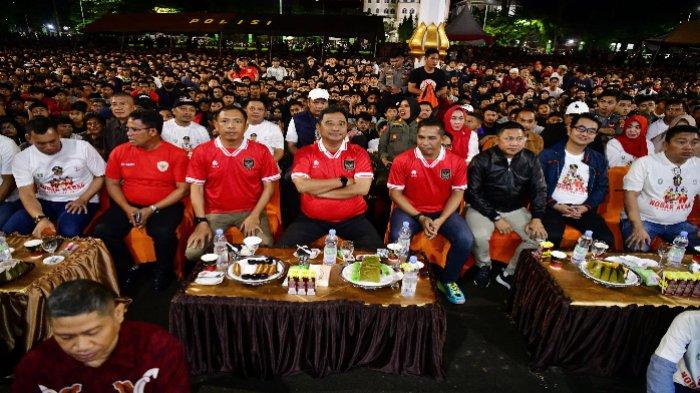 Bersama Ribuan Warga Parepare, Pj Gubernur Nobar Semi Final AFC di Lapangan Andi Makkasau