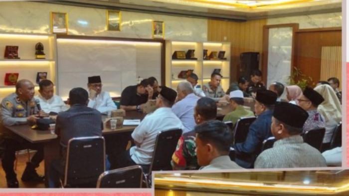 PANGGIL UMI CINTA - Pemerintah Kota Bekasi melalui Badan Kesatuan Bangsa dan Politik (Kesbangpol) menggelar rapat koordinasi (rakor) bersama unsur Forum Koordinasi Pimpinan Daerah (Forkopimda), Rabu (13/8/2025). Hasilnya disepakati Majelis Ulama Indonesia (MUI) Kota Bekasi memanggil Umi Cinta, pengasuh pengajian, Kamis (14/8/2025) hari ini.