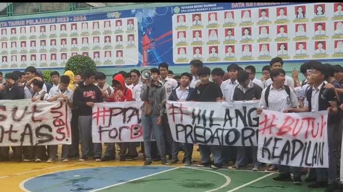 PELECEHAN SEKSUAL - Puluhan siswa SMA Budhi Warman 2 melakukan aksi unjuk rasa di sekolah mereka, Pasar Rebo Jakarta Timur pada Senin (9/2/2026). Mereka mendesak pihak sekolah memecat terduga pelaku pelecehan seksual yang diketahui guru dari SMA Budhi Warman 2.
