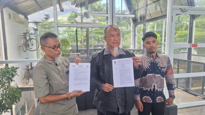PELEMIK SMK IDN - Kuasa hukum Yayasan IDN Boarding School, Salim Achmad (kiri) dan Febry Irmansyah (tengah) memberikan keterangan kepada wartawan terkait kasus siswa yang dikeluarkan karena melanggar aturan di Bogor, Sabtu (22/11/2025). Pihak sekolah melapor balik atas dugaan penyebaran berita bohong yang diduga dilakukan pihak orangtua siswa.