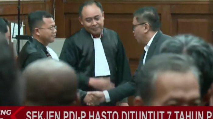 Pendukung Hasto Berpakaian Gelap Caci Maki Jaksa yang Tuntut 7 Tahun Penjara Usai Sidang