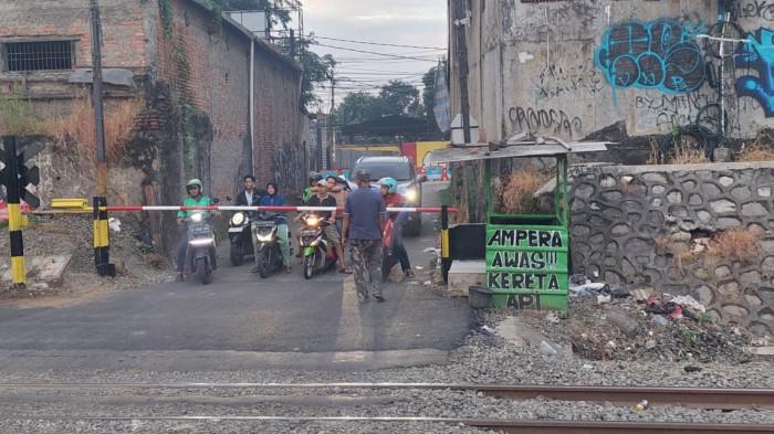 PERLINTASAN KA - Suasana perlintasan sebidang JPL 86 atau dikenal perlintasan KA Ampera yang berlokasi di Jalan Ampera, dekat Stasiun Bekasi Timur pada tanggal 29 April 2026. Manager Humas KAI Daop 1 Jakarta, Franoto Wibowo menyampaikan pemasangan palang besi di perlitasan KA tersebut merupakan upaya awal sekaligus langkah proaktif dalam rangka peningkatan keselamatan di perlintasan KA sebidang.