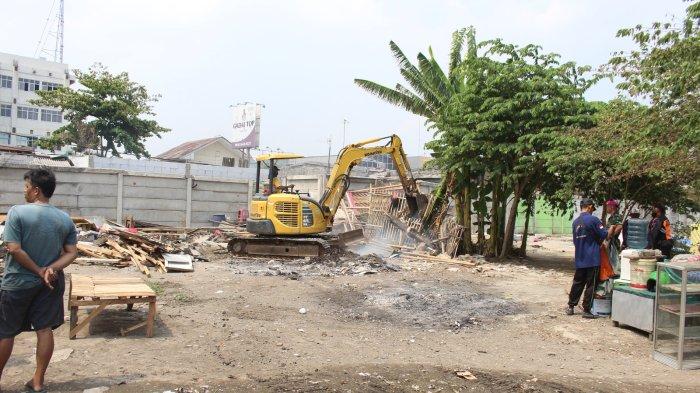 Jadi Lokalisasi, Pemkab Karawang dan PT KAI Buldoser 65 Bedeng di Area Stasiun Karawang