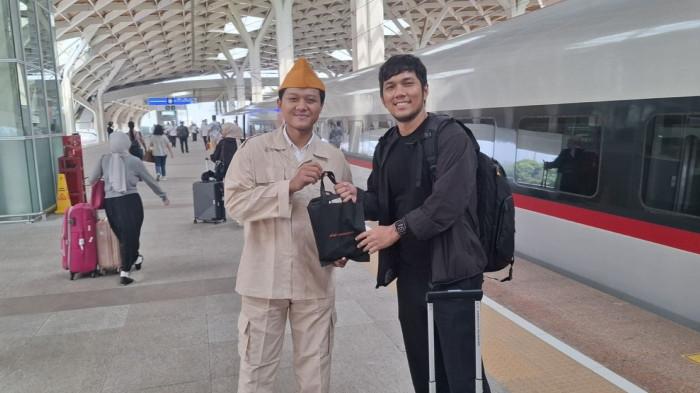 KCIC Peringati Semangat Sumpah Pemuda Bersama Penumpang Whoosh