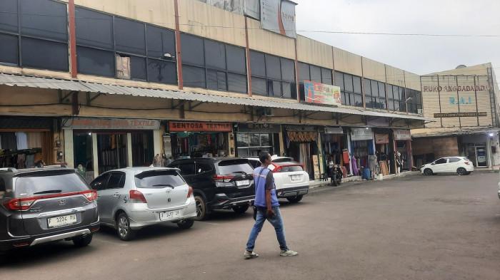PASAR UNIK - Suasana Pasar Anggada di Jalan Raya Mayor Oking, Cibinong, Kabupaten Bogor, Jawa Barat, pada Sabtu (9/8/2025). Pasar ini merupakan salah satu pusat penjualan tekstil di Bogor.
