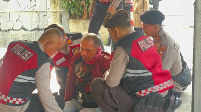 Sigap! Pasukan Berkuda Polri Bantu Korban Laka di Tengah Aksi Jumat Berkah