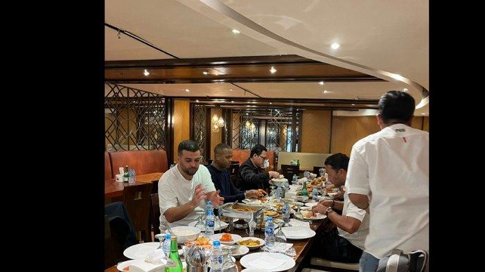 Inilah Momen Patrick Kluivert Nikmati Sajian Masakan Padang Sari Ratu