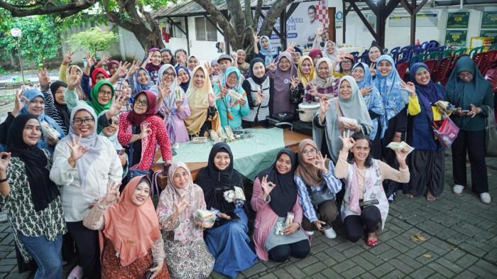 USAHA KULINER - Sebanyak 50 orang ibu mengikuti pelatihan kewirausahaan bertajuk 'Workshop Menu Sarapan Viral: Laris Manis, Cuan Lancar' yang digelar Yayasan Indonesia Setara (YIS) bekerja sama dengan OK OCE Forever di Posyandu Cempaka 4, Jatimakmur, Pondok Gede, Kota Bekasi, Kamis (16/10/2025). 