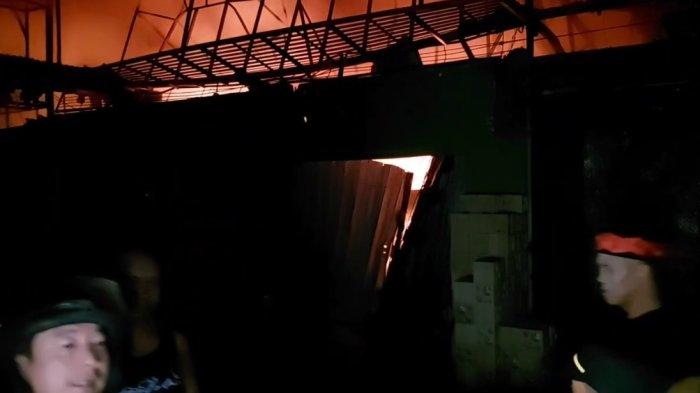 Berlangsung Dramatis, Damkar dan Warga Berjibaku Padamkan Kebakaran Hebat di Sawangan