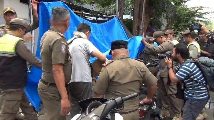 Tenda-tenda yang Didirikan Imigran asal Afganistan di Depan Kantor UNHCR Ditertibkan Satpol PP