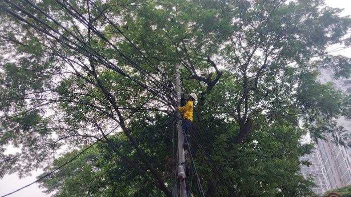 Alasan Faktor Keamanan, Pemkot Jaksel Potong 48 Kabel Semrawut di Senopati