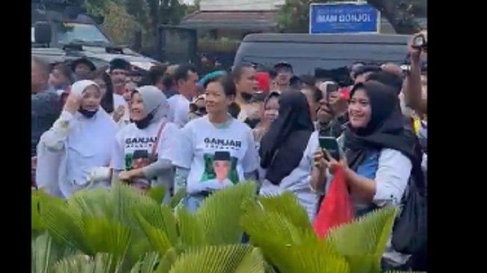 Viral, Massa Kenakan Kaos Bergambar Ganjar Histeris Lihat Anies Baswedan di KPU: We love You, Pak!