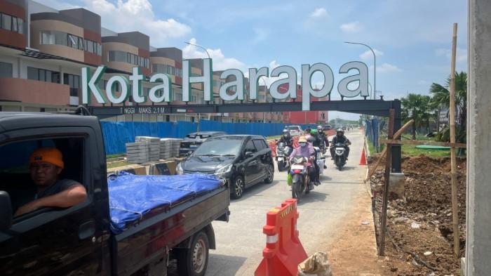 Akses Jalan Utama Ditutup, Usaha di Kota Harapan Indah Terancam Sepi