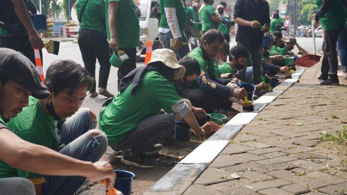 Kurangi Angka Kecelakaan, Pengemudi Ojol Kompak Lakukan Pengecatan Separator Jalan