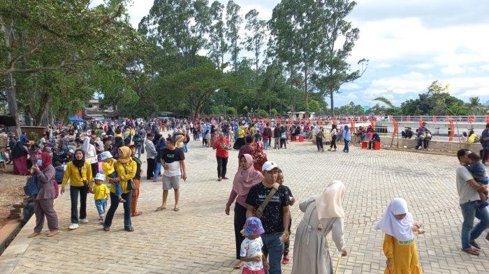 Pengunjung Kawasan Wisata Situ Cipondoh Membludak di Akhir Pekan Pertama Tahun Baru 2023