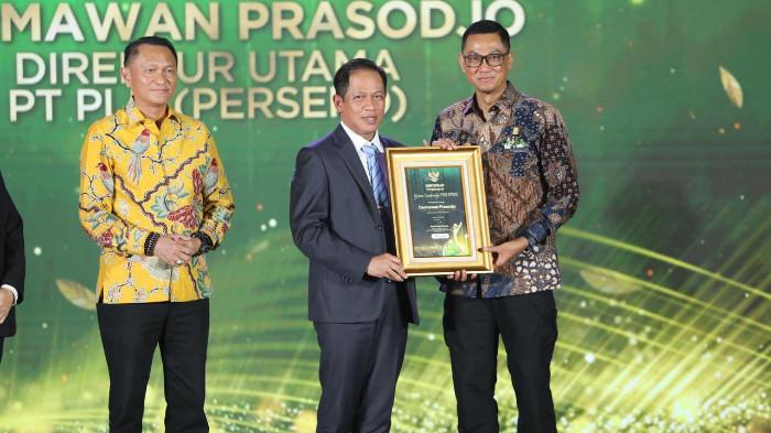 Penyerahan penghargaan Green Leadership PROPER ke Dirut PLN