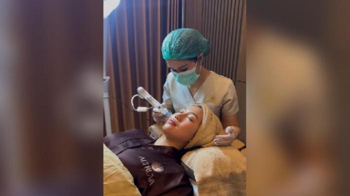 Dr. Olivia Aldisa melakukan treatment perawatan kulit dengan pendekatan regenerative contouring menggunakan teknologi Sofwave kepada pasien di Altruva Aesthetic Clinic. Teknologi ultrasound generasi baru ini menargetkan kedalaman 1.5 mm, yakni lapisan dermis yang paling kaya dengan fibroblast yang membantu menjaga kekencangan kulit. 
