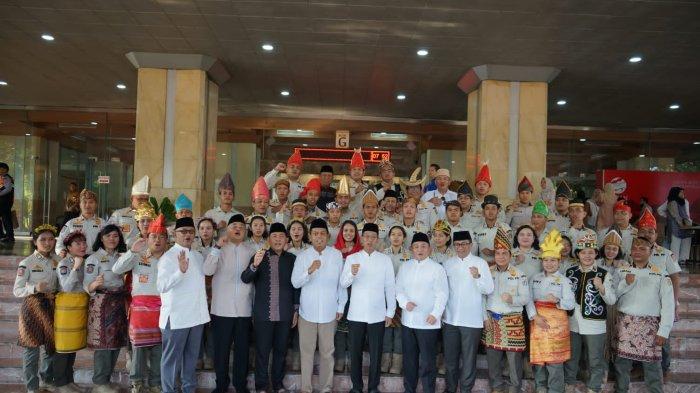 Tampil Unik di Momen Lebaran, Satpol PP DKI Jakarta Kenakan Pakaian Adat saat Salat Id