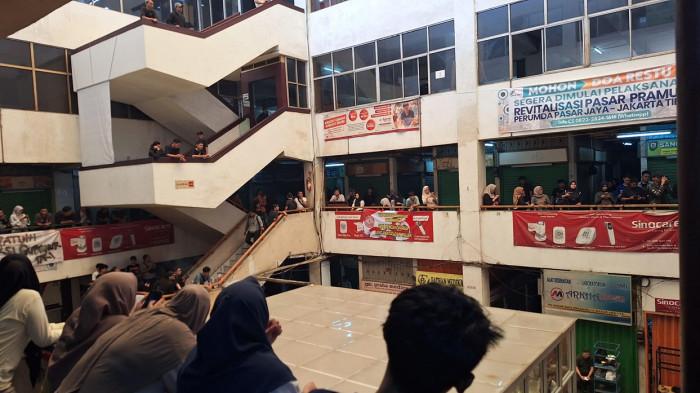 PEDAGANG - Perumda Pasar Jaya menutup ratusan kios sementara pedagang obat di Pasar Pramuka, Kecamatan Matraman, Jakarta Timur, Kamis (13/11/2025) siang. (WARTA KOTA/MIFTAHUL MUNIR)