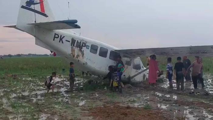 PESAWAT JATUH: Pesawat milik BRO Skydive Indonesia dengan nomor registrasi PK-WMP mendarat darurat di area sawah Desa Kertawaluya, Kecamatan Tirtamulya, Karawang pada Jumat (21/11/2025) sore