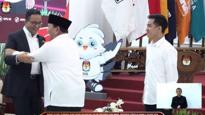 Momen Prabowo Guncang-guncangkan Badan Anies Sambil Tertawa