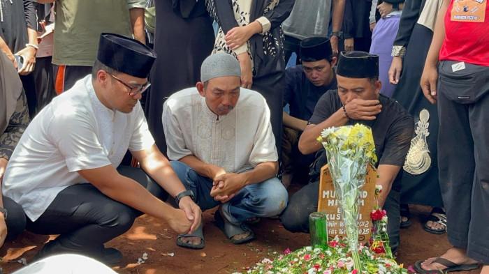 MELAYAT - Waki Wali Kota Tangsel Pilar Saga Ichsan ikut melayat di pemakaman siswa SMPN 19 Tangsel, Muhammad Hisyam, Minggu (16/11/2025) didugajadi korban perundungan. foto : Ikhwana Mutuah Mico
