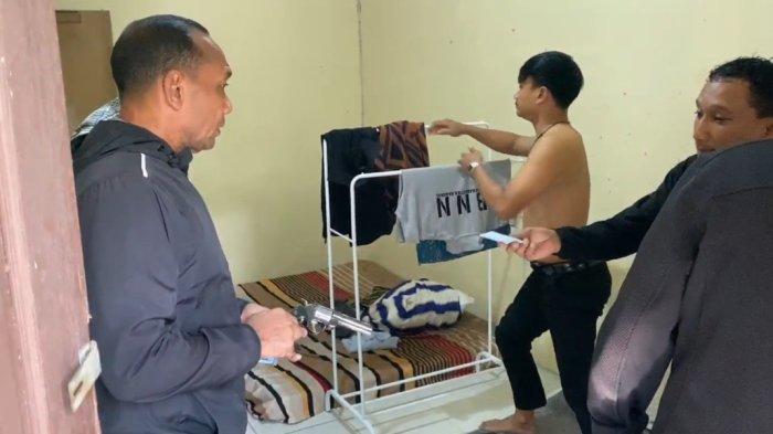 Dua Pria di Cileungsi yang Pamer Senjata Api dan Pakai Kaus BNN Ditangkap, Pelaku Konsumsi Sabu