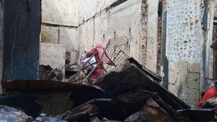 Nestapa Korban Kebakaran 94 Rumah di Tambora, Warga Mengais Puing Bangunan demi Rupiah